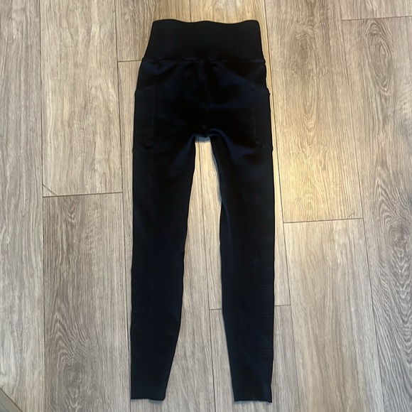 Fabletics Leggings with Pockets - Picture 4 of 15